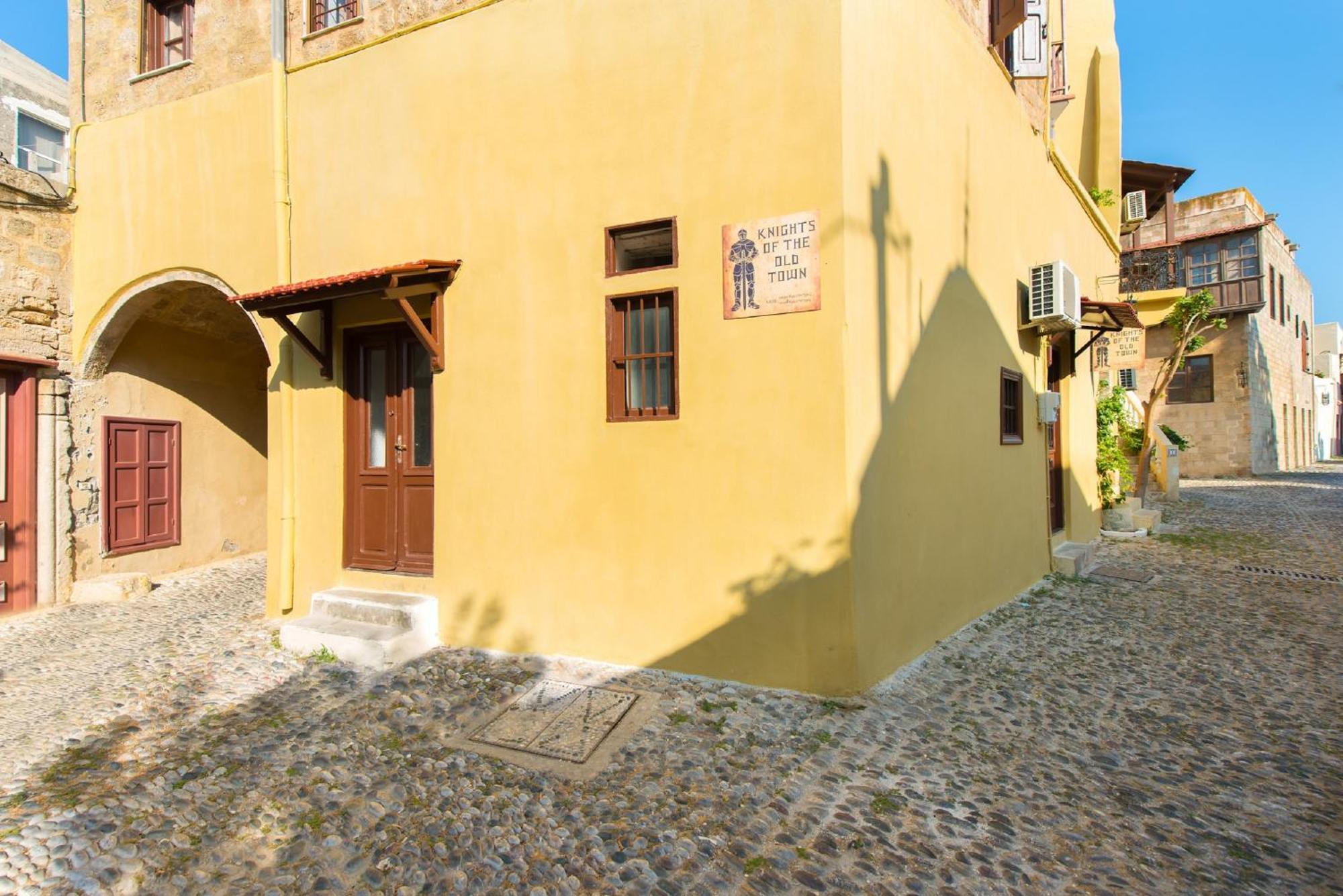 Knights Of Old Town Apartment